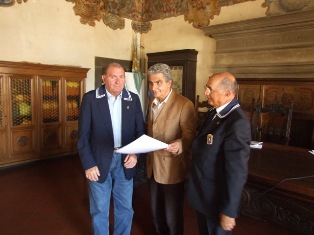 Il Sindaco di Pescia, prof. Antonio Abenante, con il Consigliere Pier Paolo Pellegrini consegnano l'attestato al socio---. 